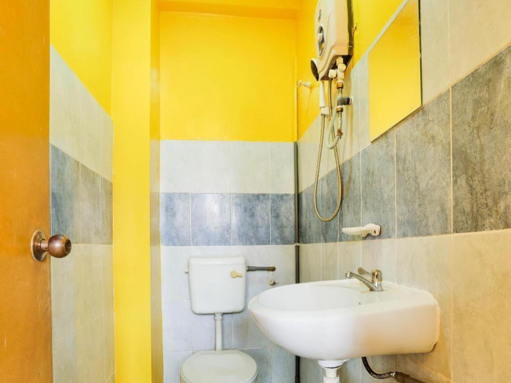Oyo 89406 Lucky Budget Hotel Нилай Экстерьер фото