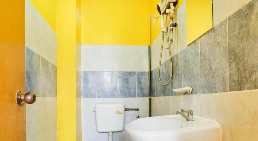 Oyo 89406 Lucky Budget Hotel Нилай Экстерьер фото